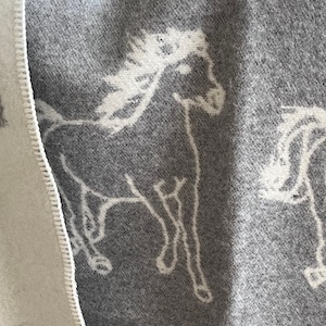 Paarden - woonplaid wol - grijs/wolwit